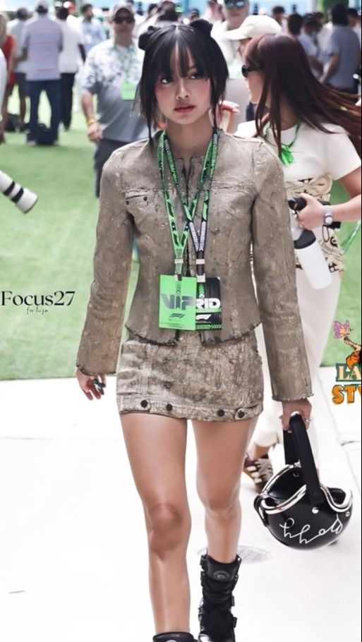 Potret Tas Lisa Blackpink yang Disangka Helm Ternyata Harganya Rp73 Juta