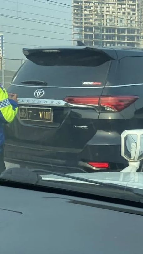 Terkuak! Identitas Sopir Fortuner Pelat Dinas Terlibat Kecelakaan dengan Elf di Tol MBZ