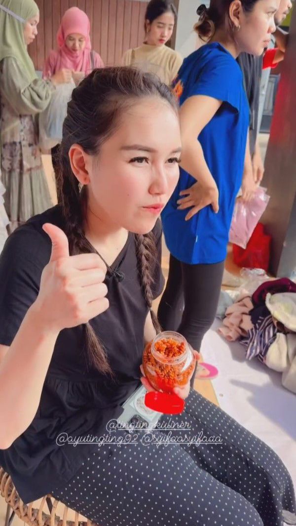 Beginilah momen bazar baju yang digelar Ayu Ting Ting di kediamannya di Depok. Baju-baju tersebut merupakan bekas pakai keluarga sang penyanyi. Namun kondisinya masih sangat bagus
