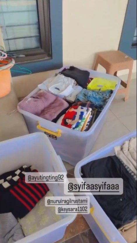 Ayu dan keluarga pun mematok harga yang sangat murah dalam bazar tersebut. Bahkan untuk pakaian branded pun ada yang dihargai hanya puluhan ribu saja.