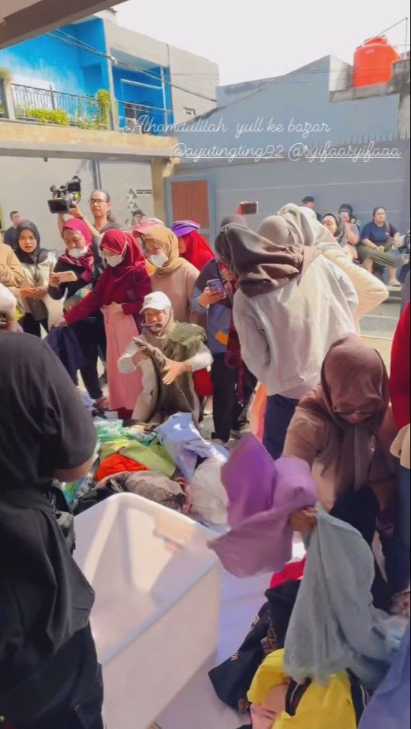 Keuntungan dari penjualan baju-baju tersebut nantinya akan disumbangkan ke anak yatim piatu. Sontak saja bazar baju tersebut langsung diserbu tetangga Ayu.