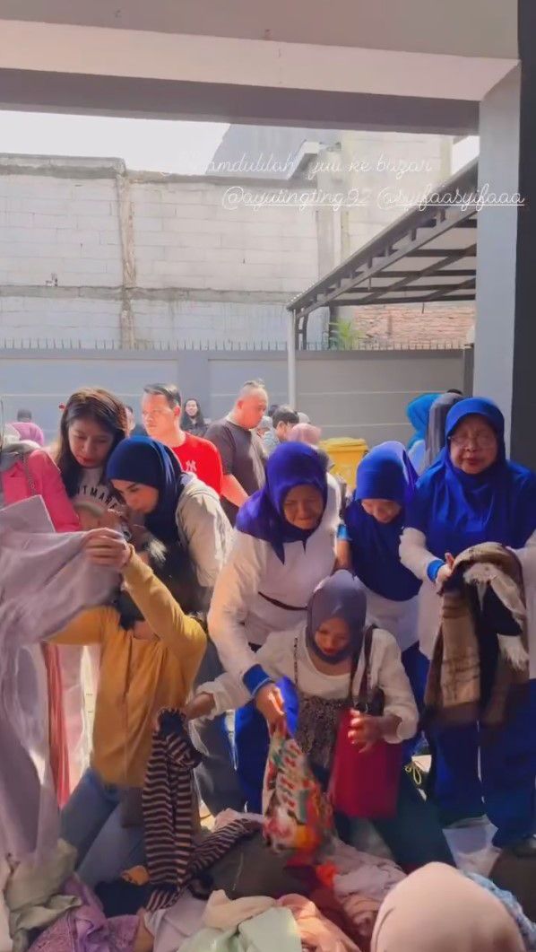Di sisi lain, Ayu ingin agar baju-baju yang masih layak pakai tersebut bisa bermanfaat bagi orang lain. Terlebih ia juga tampaknya akan pindah ke rumah baru usai menikah dengan Muhammad Fardana