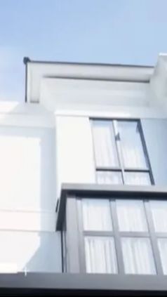Beginilah potret rumah baru Ayu yang ia perlihatkan melalui chanel Youtube Qiss TV. Hunian AYu tersebut tampak mewah dan luas