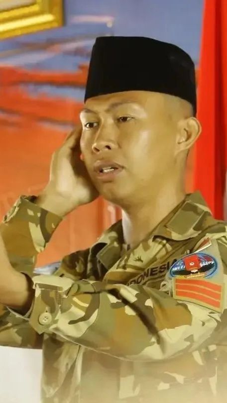 Sedang Tugas di Afrika Tengah, Momen Prajurit TNI Azankan Putrinya yang Baru Lahir Lewat Video Call Ini Penuh Haru