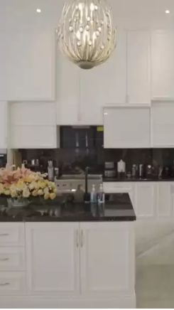 Inilah potret dapur bersih di rumah Eko. Dapur tersebut didesain dengan dominasi warna putih