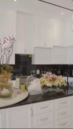 Di dapur bersih tersebut sudah dilengkapi dengan berbagai alat masak canggih dan perabotan dapur lainnya