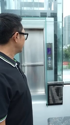 Menariknya, Eko memiliki lift kecil yangi biasa dipakai untuk mengantarkan makanan dan minuman, dari dapur menuju ke lantai atas ataupun sebaliknya
