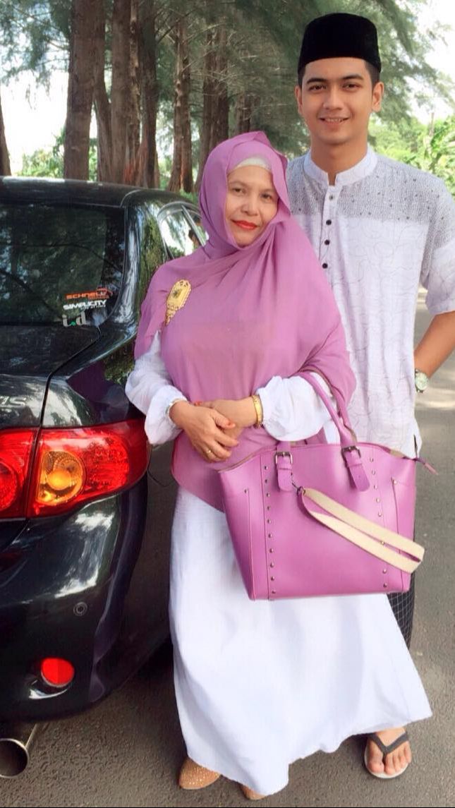 Sebelum menikah dengan Ria Ricis, Ryan kerap membagikan momen kebersamaannya dengan sang ibu di media sosial