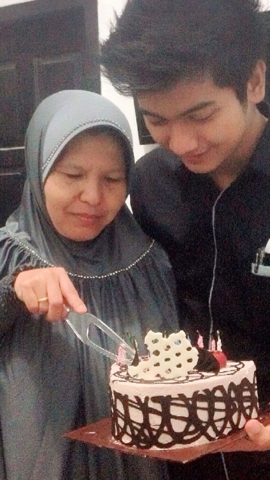 Seperti saat sang ibu sedang berulang tahun. Ryan tampak memberikan kejutan berupa kue ulang tahun