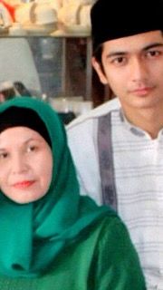Dalam sejumlah momen, Ryan juga tampak membagikan potretnya dengan sang ibu tercinta