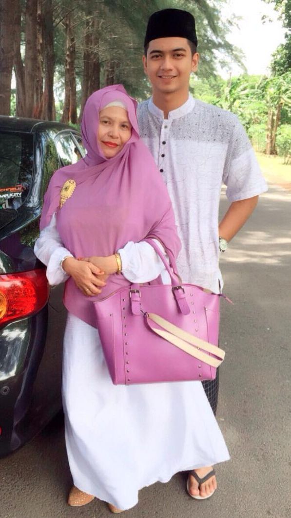 8 Potret Kedekatan Teuku Ryan dan Sang Ibu yang Kini Jadi Sorotan, Kerap Unggah Momen Bersama