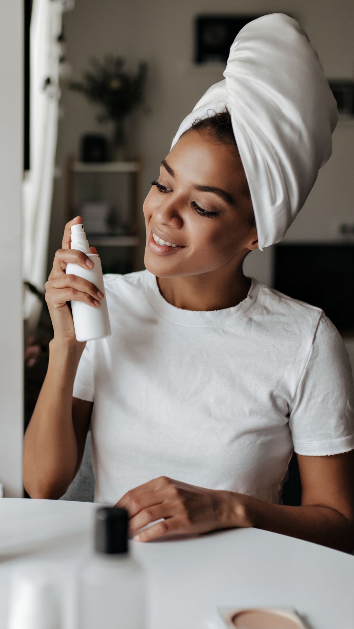 Setting Spray Bikin Makeup Awet, Lakukan 5 Trik Saat Memakainya