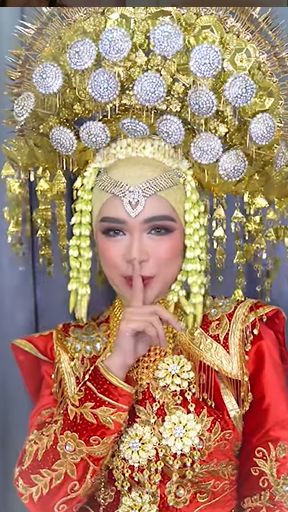Ricis juga memakai pakaian pengantin khas Minang lengkap dengan suntiang emas