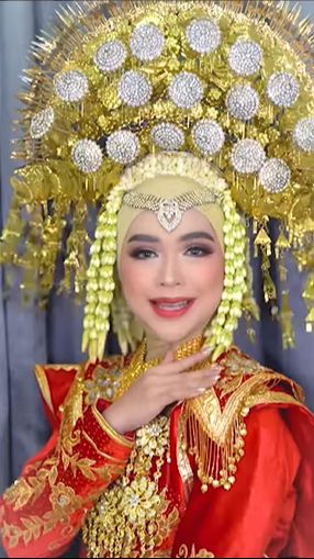 Sang MUA pun mengaplikasikan makeup bold di wajah cantik Ricis