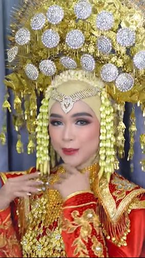 Sontak saja penampilan Ricis sebagai pengantin Minang itu langsung jadi sorotan.Terlebih ia baru saja resmi bercerai dari Teuku Ryan