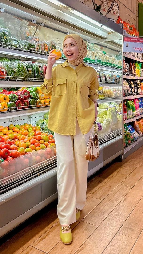 Fresh dengan Kemeja Kuning Mustard
