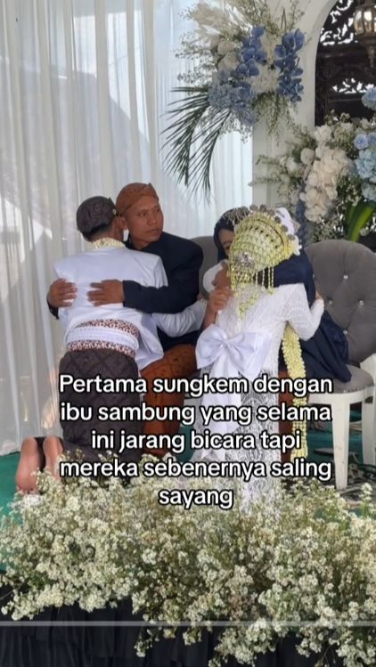 Momen Penuh Air Mata Pengantin Wanita Sungkem ke Tiga Ibu di Hari Pernikahan, Sang Ayah Menangis Haru