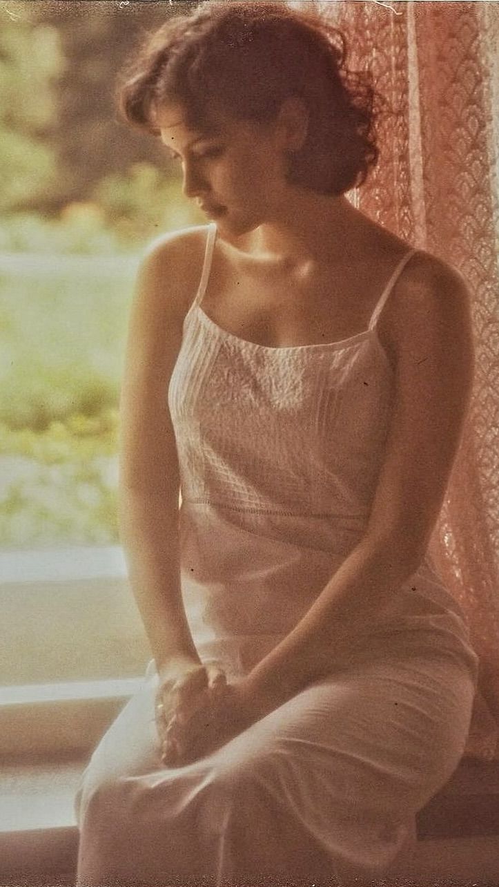 Dalam foto tersebut, Sophia tampil dengan rambut pendek ikal dan dress warna putih.
