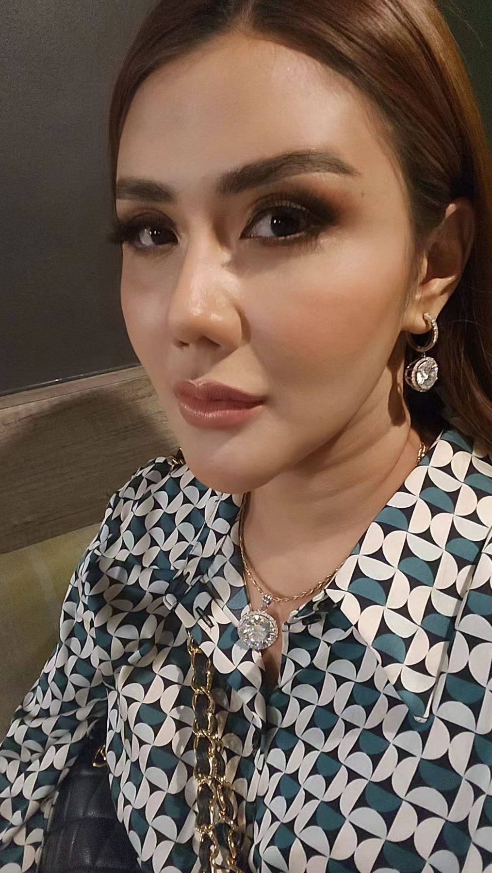 Rey Utami juga memiliki rumah makan yang terletak di kawasan Sentul, Bogor.