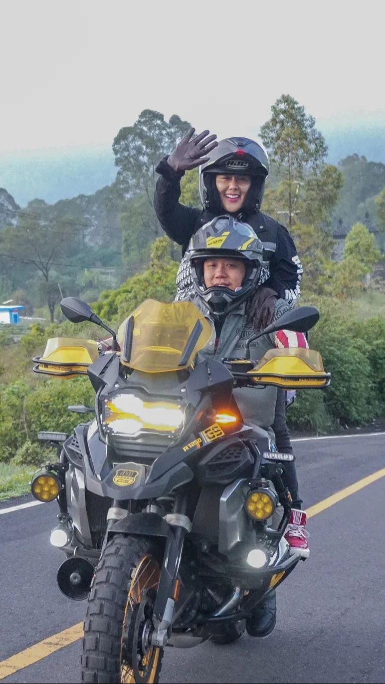 Sementara itu sang suami, Pablo Benua juga memiliki usaha tambang nikel di Sulawesi Tengah.