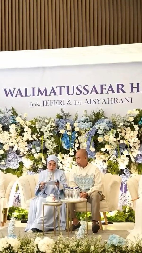 10 Potret Tangis Haru di Pengajian Aisyahrani Jelang Berangkat Haji Bareng Suami