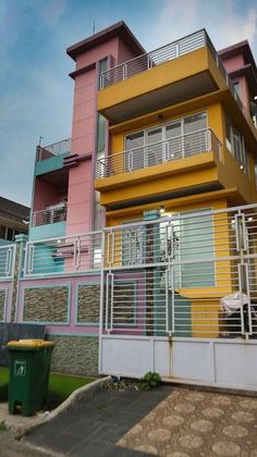 Inilah potret rumah mewah Rey Utami yang memiliki desain colorful.