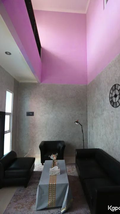 Rumah tersebut sudah dilengkapi dengan berbagai perabotan modern.