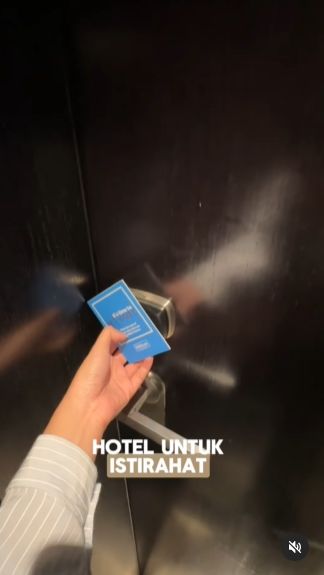 Selama tinggal di sana Raja Arab memberikan fasilitas hotel bintang 7.