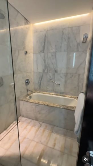 Kamar mandinya lengkap dengan bath up yang mewah.