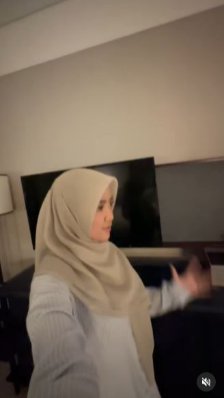 Ada pula hiburan seperti televisi.