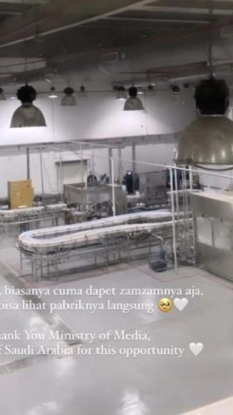 Beginilah ruangan tempat pengemasan air zamzam yang dibagikan oleh Wirda Mansur.