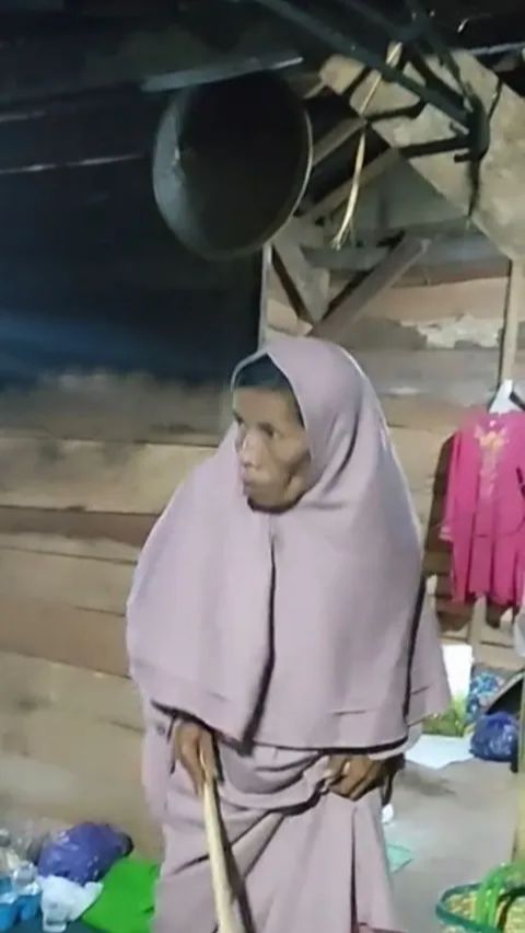 Inilah potret Mak Sombret yang viral beberapa waktu lalu.