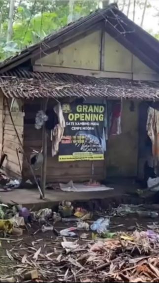 Mak Sombret diketahui tinggal di di Pekalongan, Jawa Tengah.