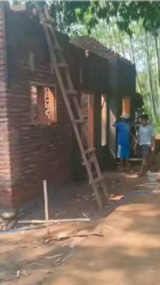 Kini rumah tersebut telah direnovasi atas bantuan Polda Jawa Tengah.