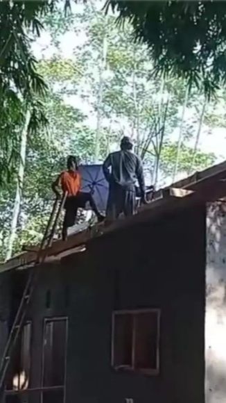 Rumah Mak Sombret yang dulunya berdinding kayu, kini mulai diganti dengan dinding dari batubata.
