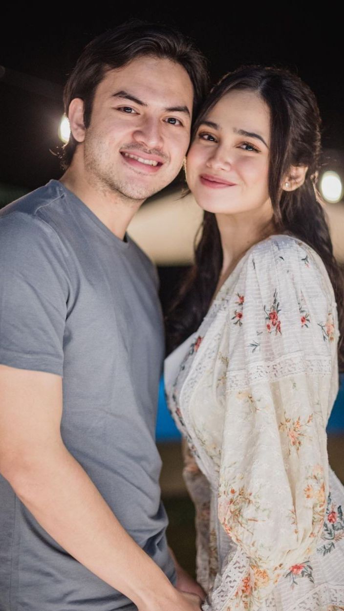 Hingga akhirnya di tahun yang sama, Syifa dan Rizky go public. Para penggemar mereka pun begitu mendukung hubungan kedua selebriti tersebut.