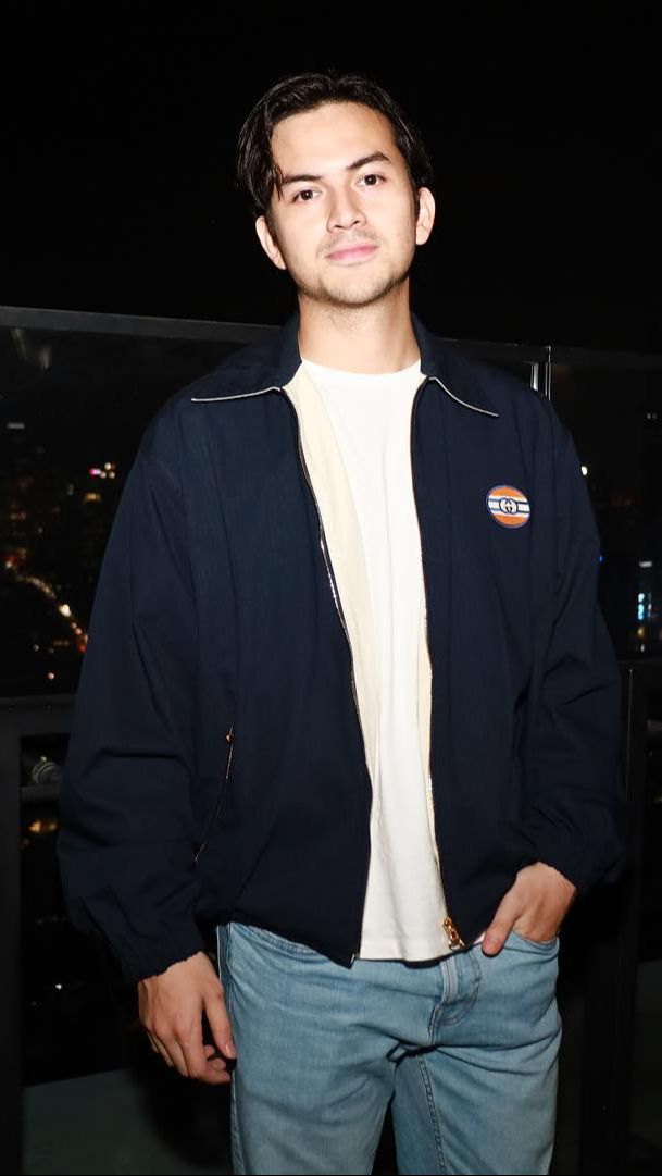 Rizky pun sempat tersandung isu perselingkuhan dengan Salsa. Namun tudingan tersebut langsung dibantah oleh Rizky.