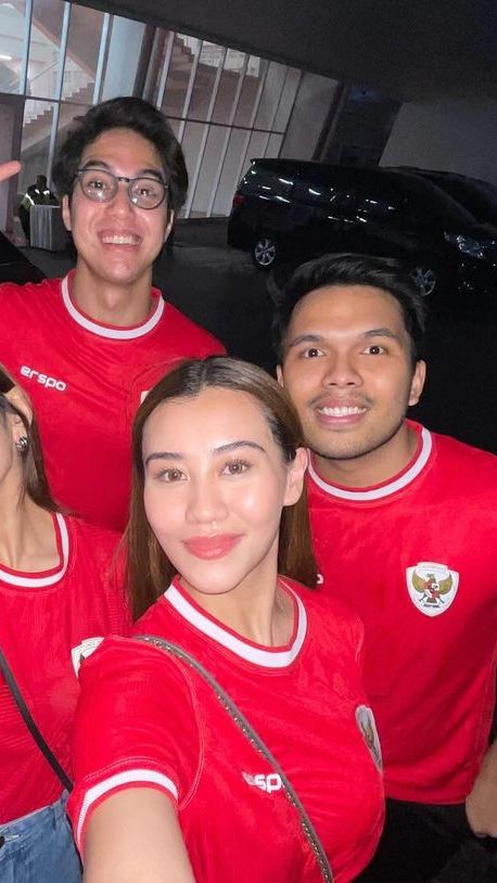 10 Gaya Artis Nonton Indonesia Vs Filipina Di GBK, Anang Ashanty Disoraki Satu Stadion