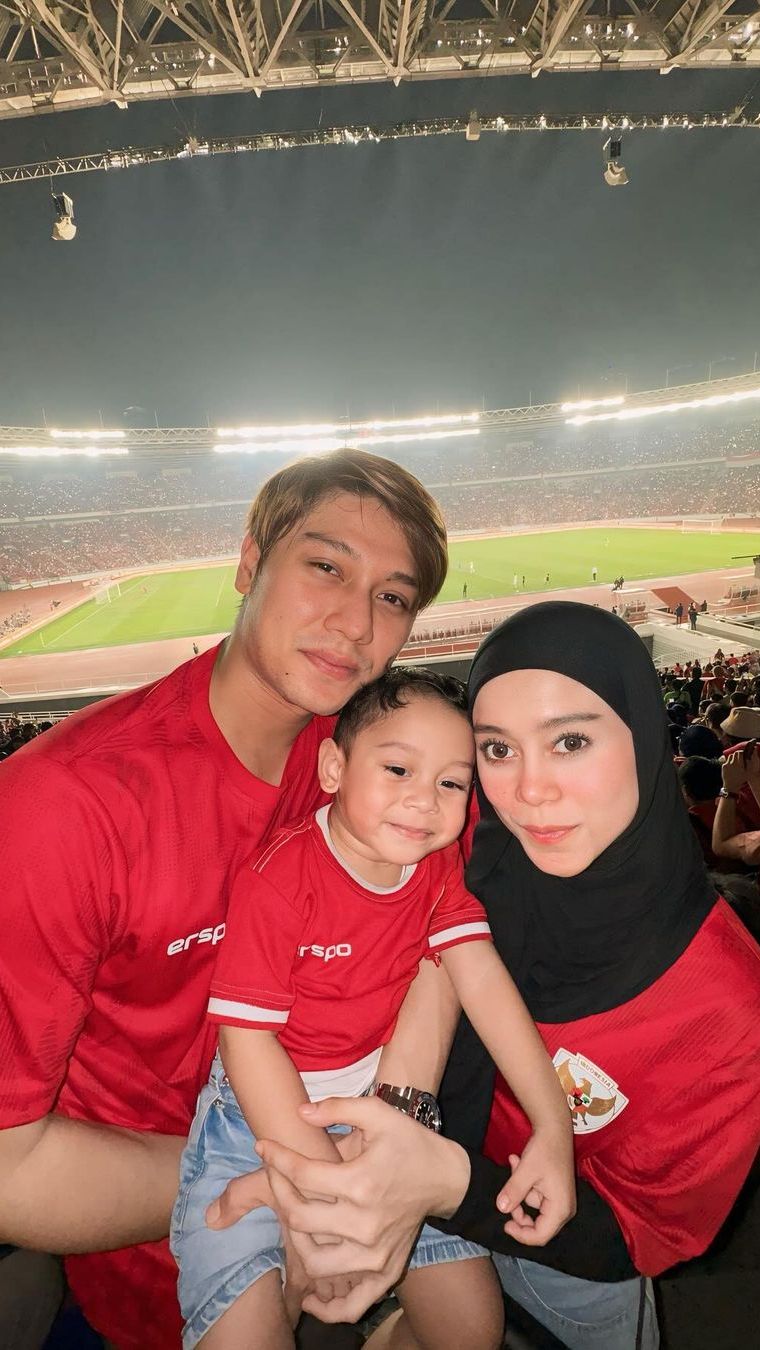 Lesty bersama suami dan anak tak lupa mendukung tim kesayangan Timnas Indonesia.