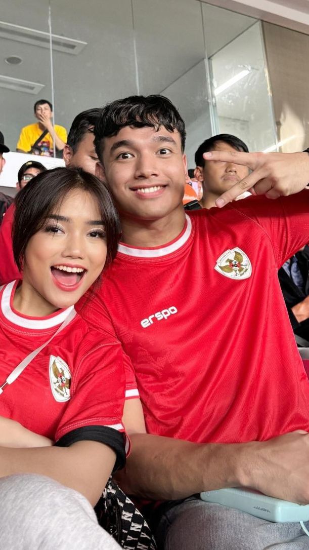 Fuji dan Fadly tampil kompak dengan jersey Timnas Indonesia.