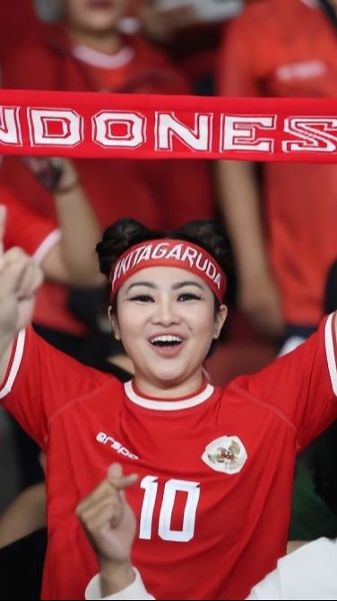 Seperti biasa, Fitri Carlina setia mendukung Timnas.