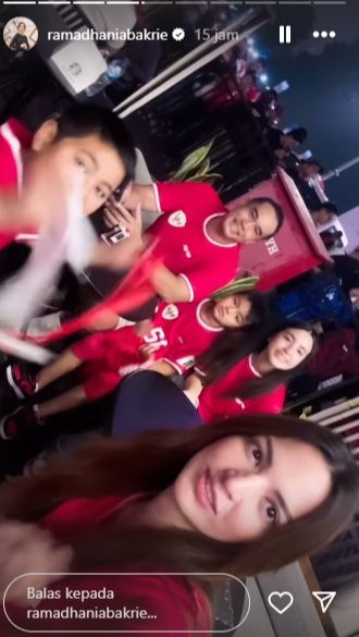 Nia Ramadhani memboyong keluarganya nonton Timnas kesayangan.