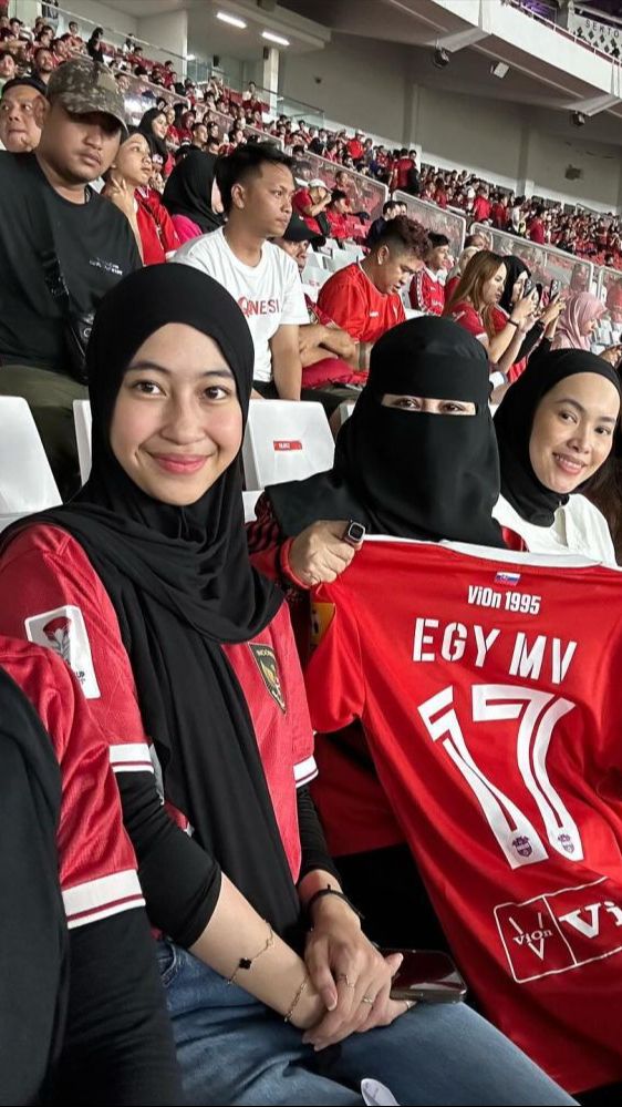 Meski tak main, istri Egy Maulana dan Umi Pipik setia mendukung timnas.