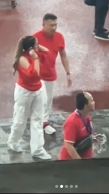 Tak sekedar mendukung, Anang Ashanty juga nyanyi di laga tersebut. Sayangnya, penampilan mereka disoraki seluruh stadion hingga berujung walk out.