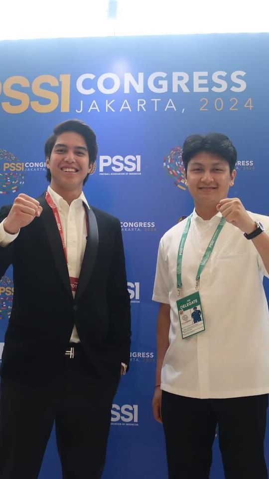 Selain itu, El Rumi juga diketahui sangat menyukai dunia sepak bola. Ia bahkan sering melihat langsung pertandingan klub kesayangannya di benua Eropa.