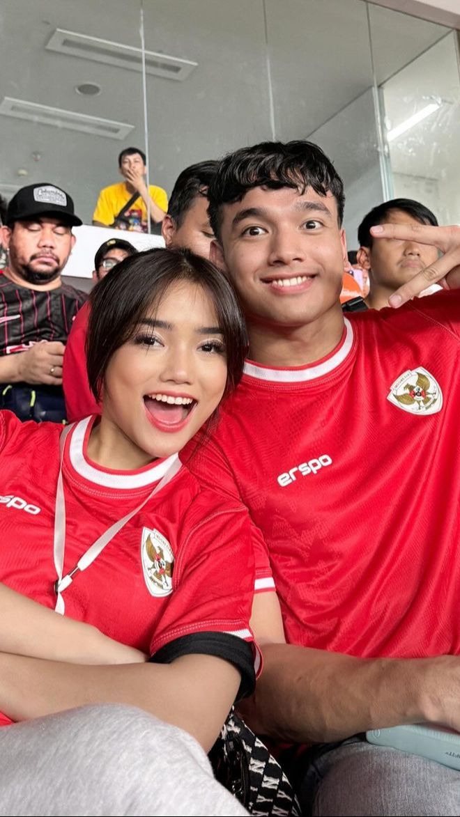 10 Adu Cantik Aaliyah Massaid VS Fuji Nonton Indonesia VS Filipina, Harga Outfit Bak Langit & Bumi