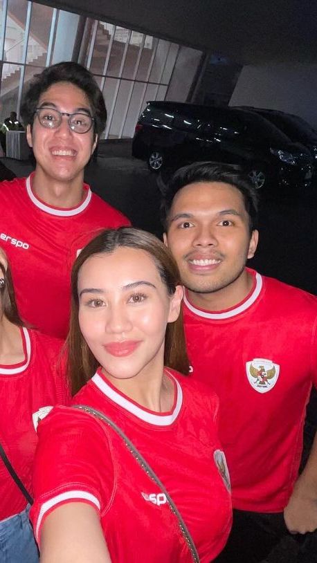 Aaliyah menonton Timnas didampingi Thariq dan teman artis seperti El Rumi, Rizky febian, dan Mahalini.