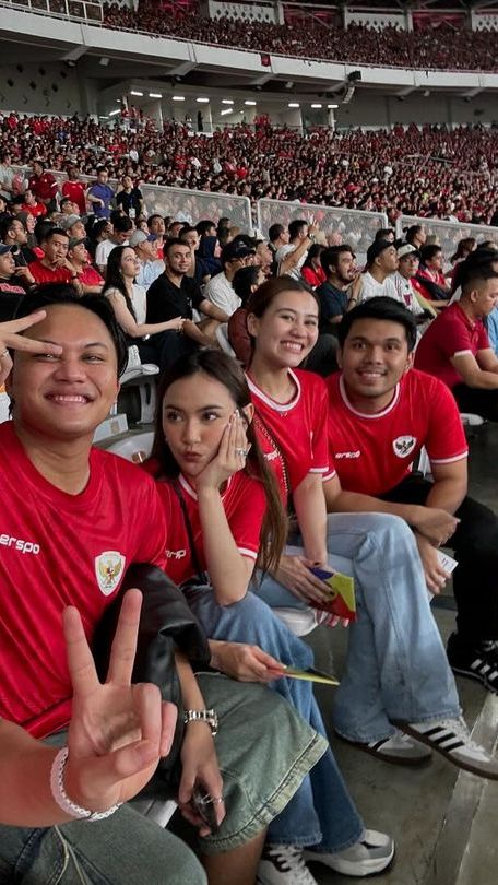Ia tampil kece dengan jersery yang dipadukan celana jeans cutbray.
