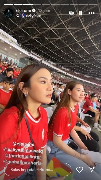 Aaliyah membiarkan rambutnya tergerai dengan begitu indahnya.