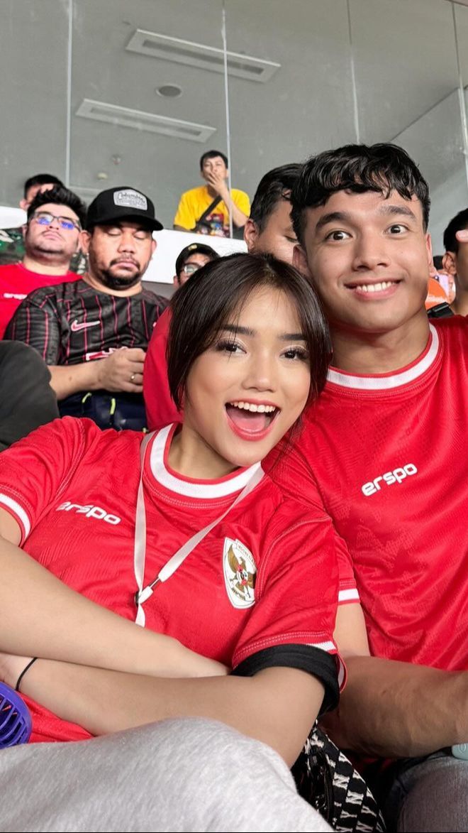 Fuji menyaksikan laga Timnas Indonesia didampingi oleh kakaknya, Fadly Faisal.